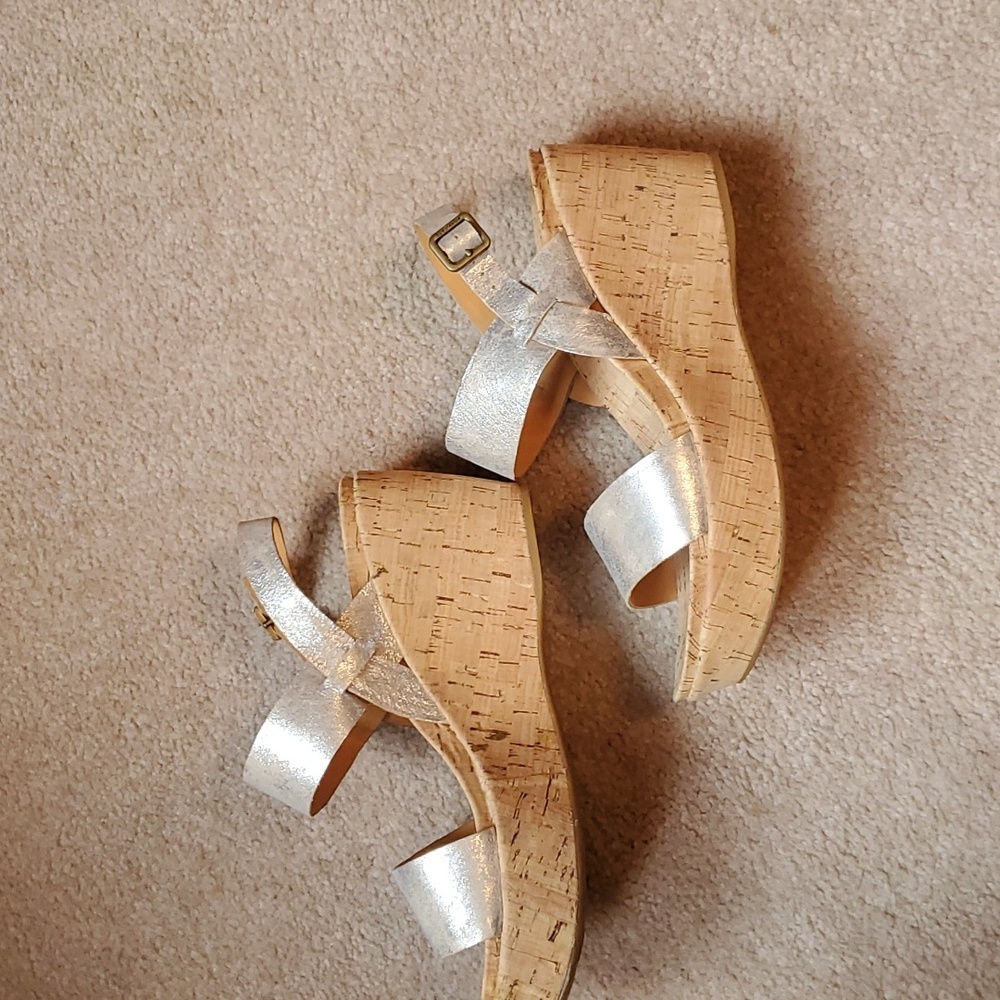 Kork-Ease metallic silver size 10M 3.5" heeled platform sandal - Picture 2 of 16